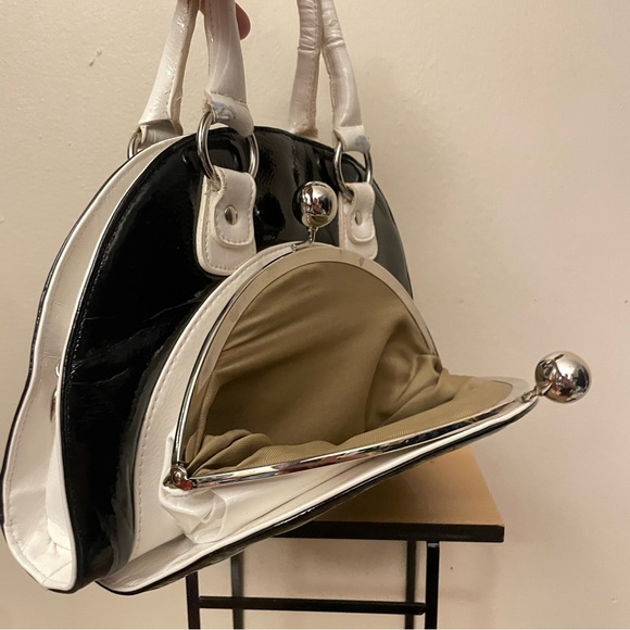 Vintage Y2K Faux Patent Leather Black & White Handbag w Oversized Toggle Pocket - Picture 5 of 16